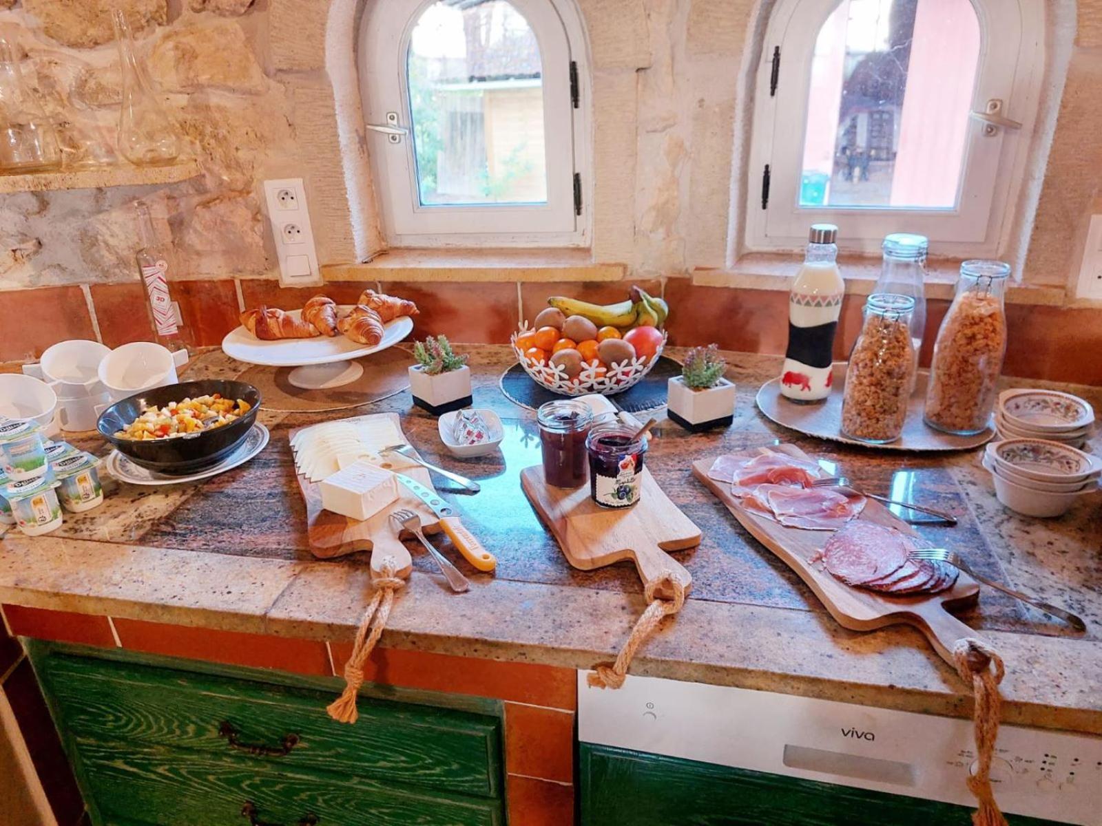 Domaine De La Tour De Peres Apartment Ayguetinte